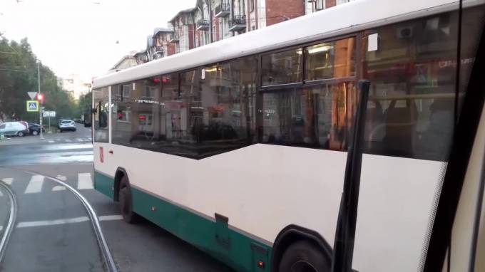 Видео: водитель петербургского автобуса решил сыграть наперегонки с трамваем