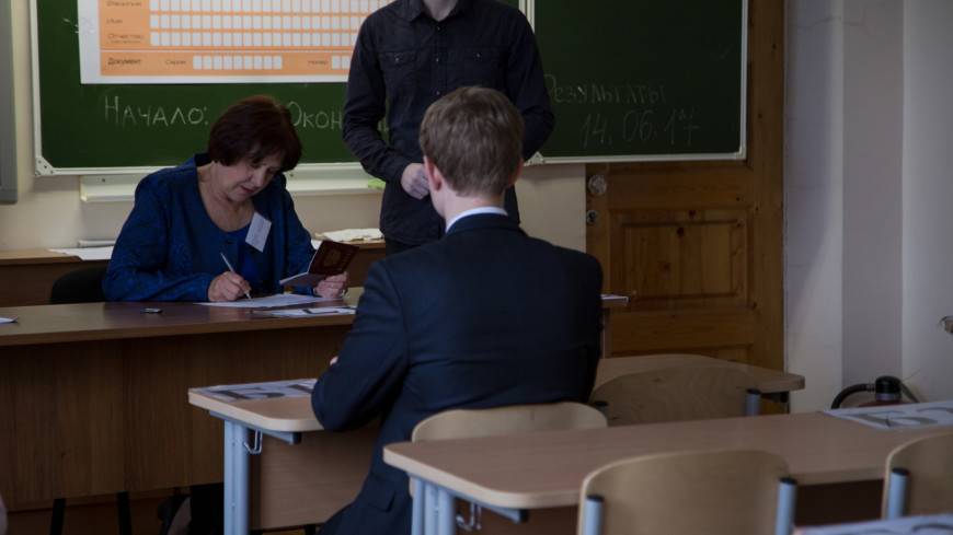 В Ленинградской области ограничат использование телефонов в школах