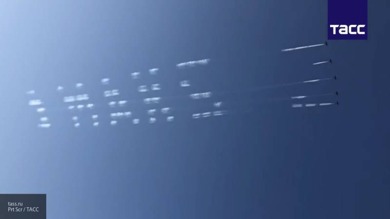 Надпись в небе из разогретого масла оставили российские летчики на МАКС 2019
