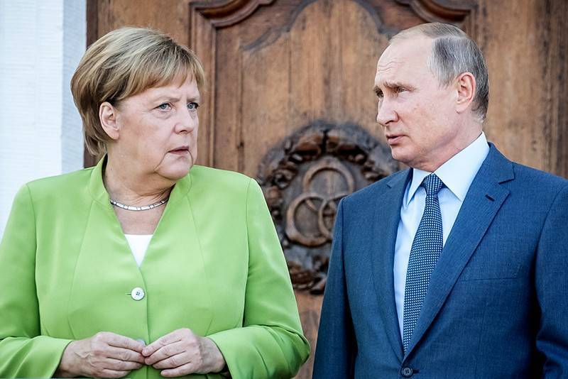 Меркель позвонила Путину из-за Украины