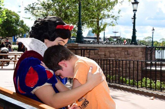 Отзывчивая Белоснежка успокоила 6-летнего мальчика с аутизмом, когда у него началась истерика в Disney World