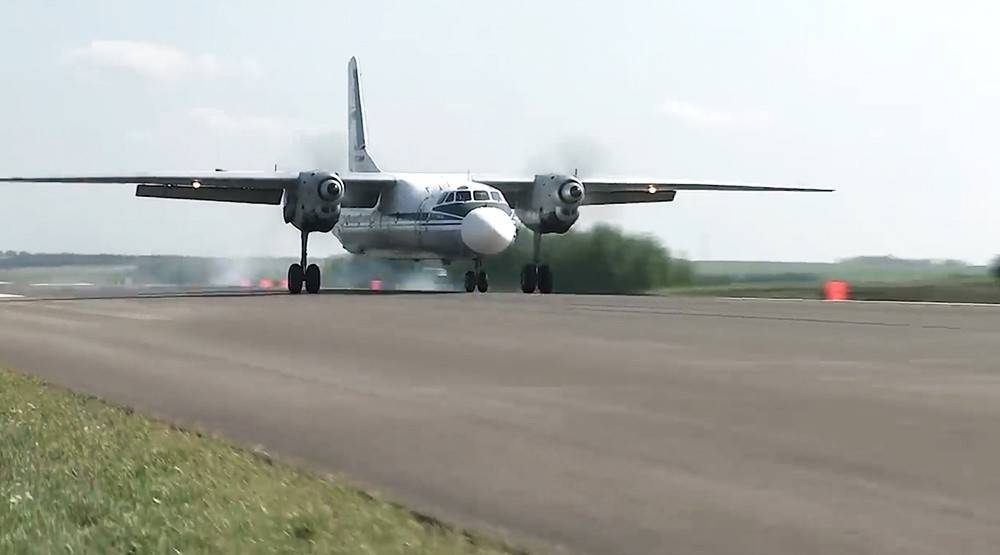 Российские летчики посадили Су-34 и Ан-26 на дорогу посреди поля (видео)