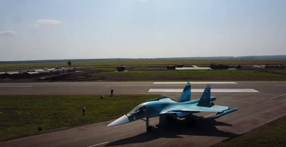 Минобороны показало видео с посадкой Су-34 и Ан-26 на строящуюся трассу в Татарстане