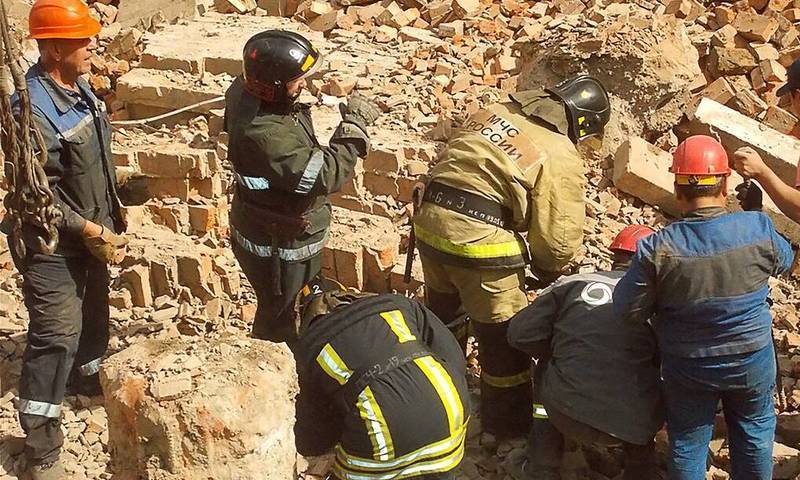 Три человека погибли при обрушении стены в Новосибирске
