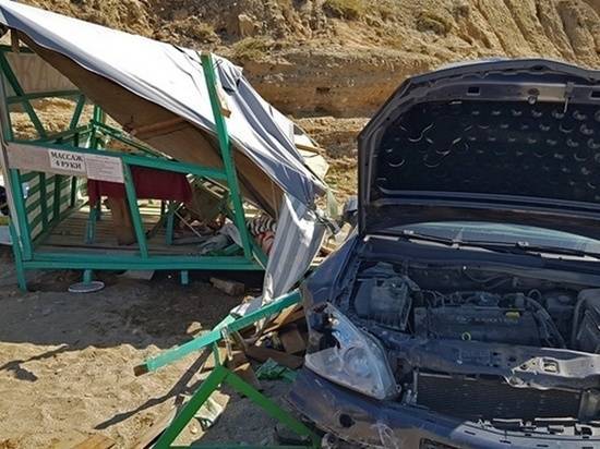 В Судаке автомобиль рухнул с обрыва на пляжную палатку
