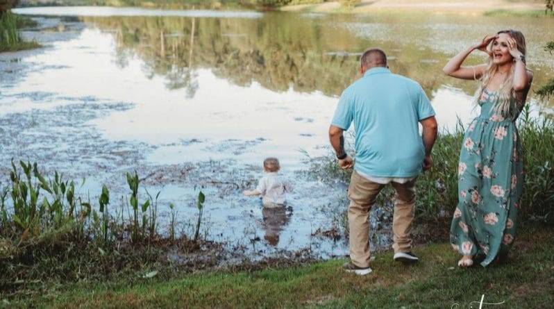 Родители спланировали идеальную семейную фотосессию у пруда, но у младшего сына были другие планы