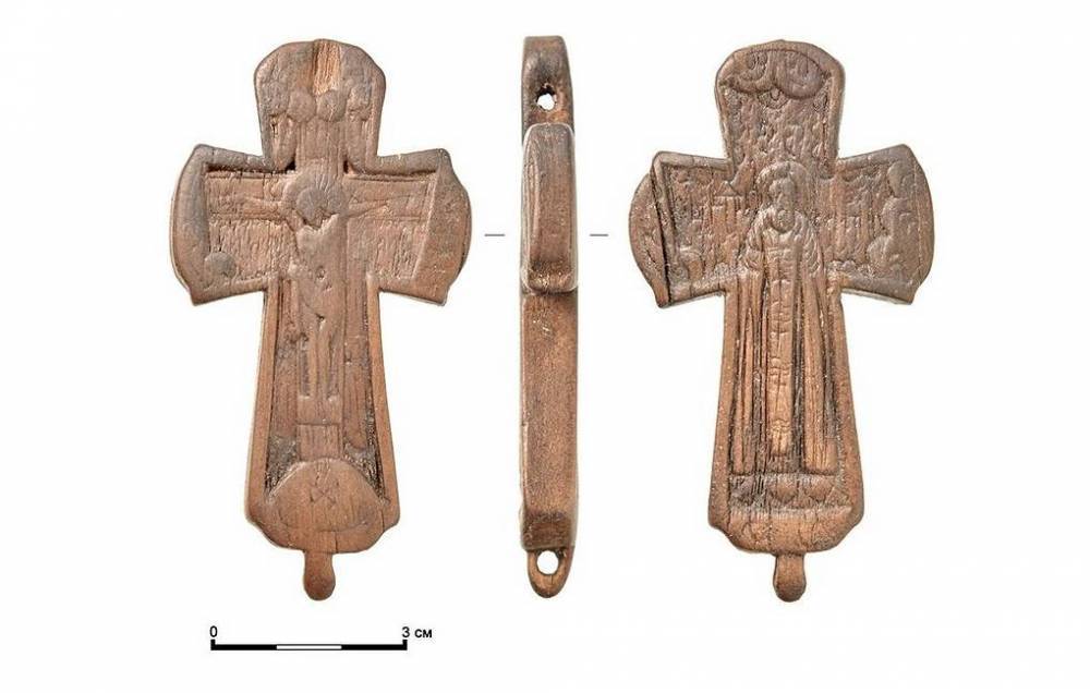 Археологи нашли при раскопках в центре Москвы крест XVII века