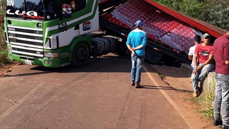 В Парагвае опрокинулся полный пива грузовик