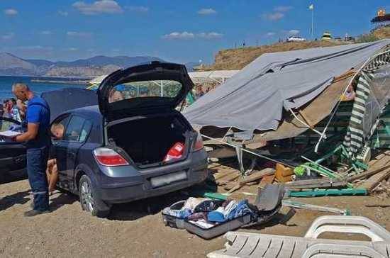 В Судаке автомобиль упал с обрыва на пляжную палатку