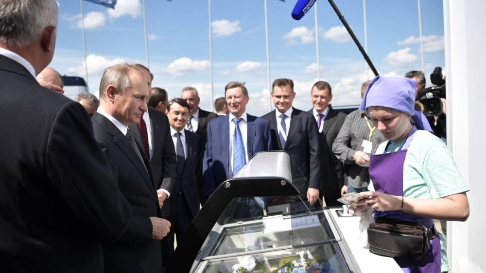 Эксперт объяснил рост цены на мороженое, которое Путин ел на МАКС-2017