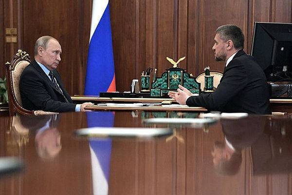 Путин предложил повысить зарплату федеральным чиновникам в регионах