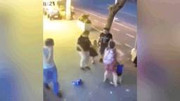 В центре Тбилиси женщина ударила ребёнка ножом в лицо — видео.