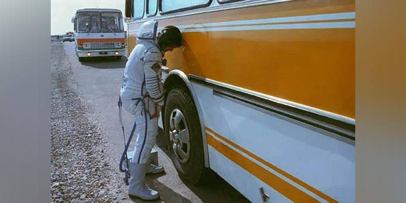 Сергей Поздняков - Российские космонавты перестанут мочиться на колесо автобуса - ruposters.ru