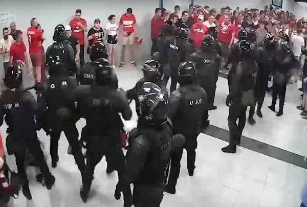 В России силовики без причины напали на футбольных болельщиков (видео)