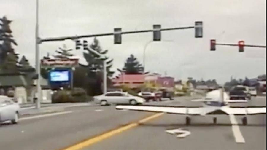 В Сети появилось видео экстренной посадки самолета на трассу в США