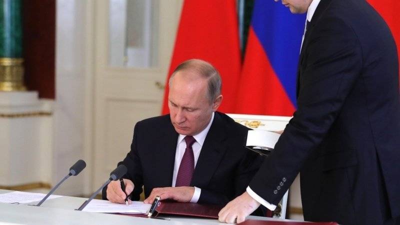 Путин увеличил сумму госпошлины за выдачу вида на жительство иностранцам