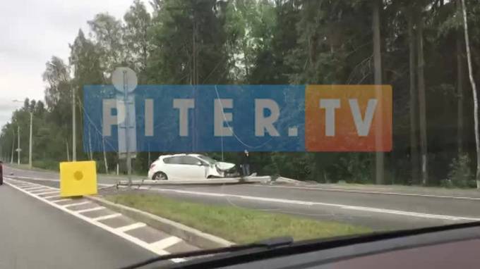 Видео: на Приморском шоссе Opel снес столб
