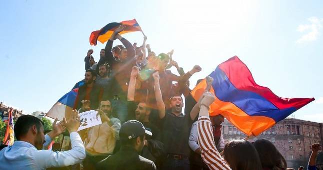 «Игра на удержание». Удастся ли армянской оппозиции потеснить Пашиняна