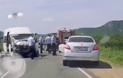 Видео с места аварии с автобусом на трассе в Приморье. РЕН ТВ