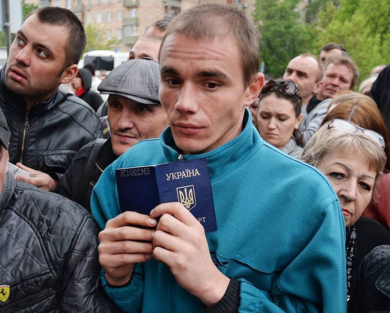 Получивших российские паспорта украинцев допросили