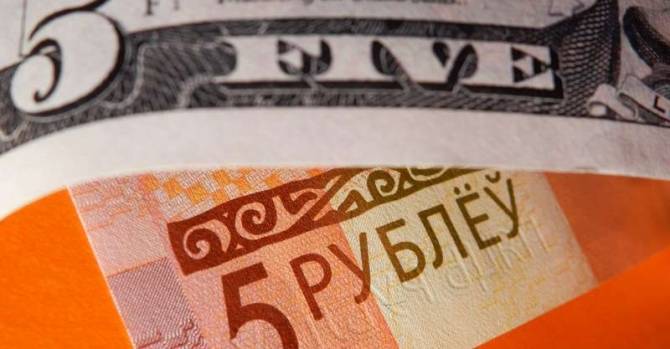 Курс белорусского рубля обвалился к доллару и евро в начале торгов на БВФБ 2 августа