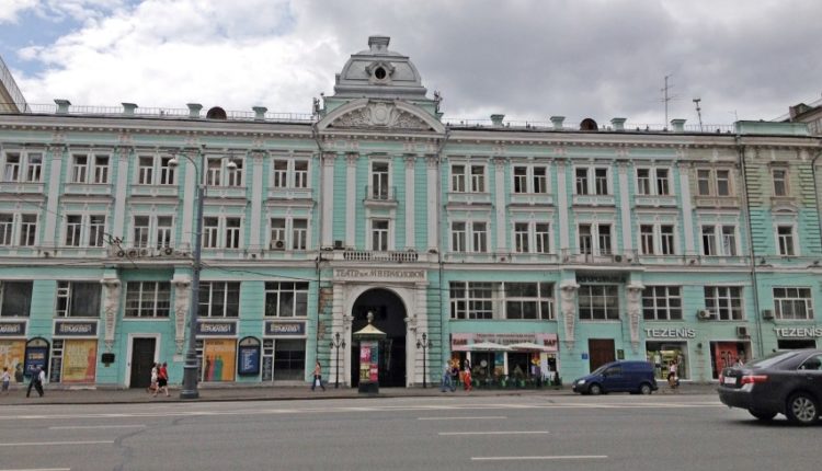 В Москве начали реставрировать атлантов на здании театра им. Ермоловой