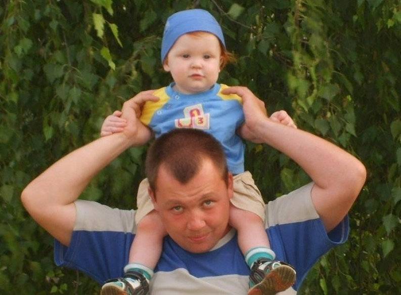 На москвича возбудили уголовку, потому что он покатал ребенка на плечах