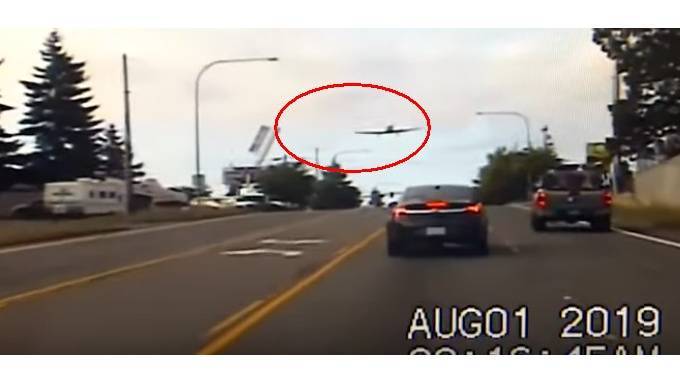 Видео из США: Самолет совершил экстренную посадку на шоссе и остановился на светофоре