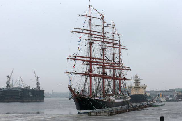 Парусник «Седов» зашел в порт Мурманск после семибалльного шторма