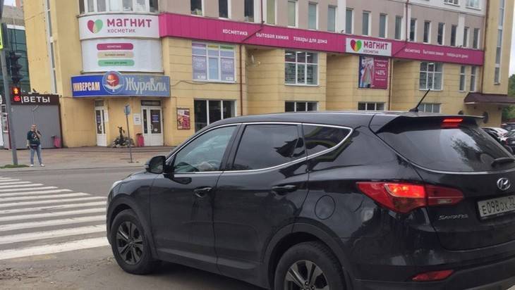 Жителей Брянска возмутил любитель езды по тротуару и «зебре» - bragazeta.ru - Брянск