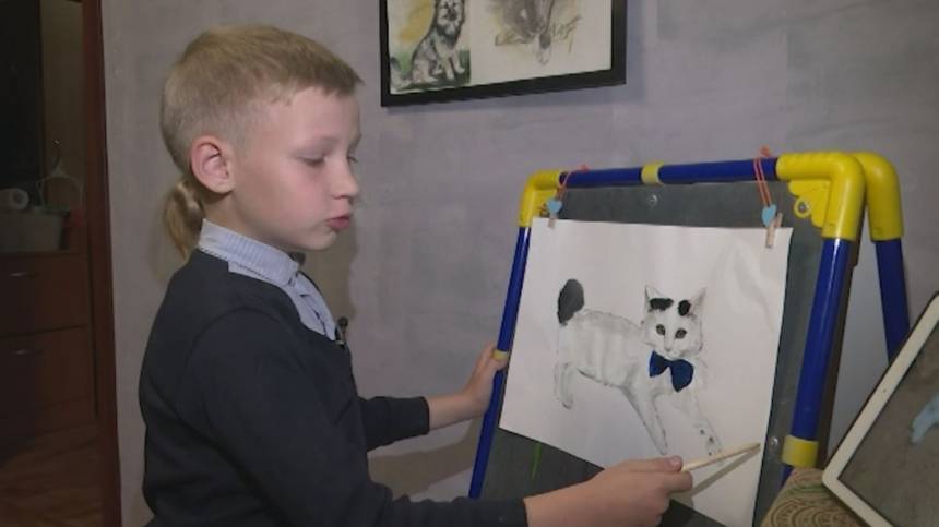 Видео: Мальчик пишет картины, чтобы кормить приют для зверей
