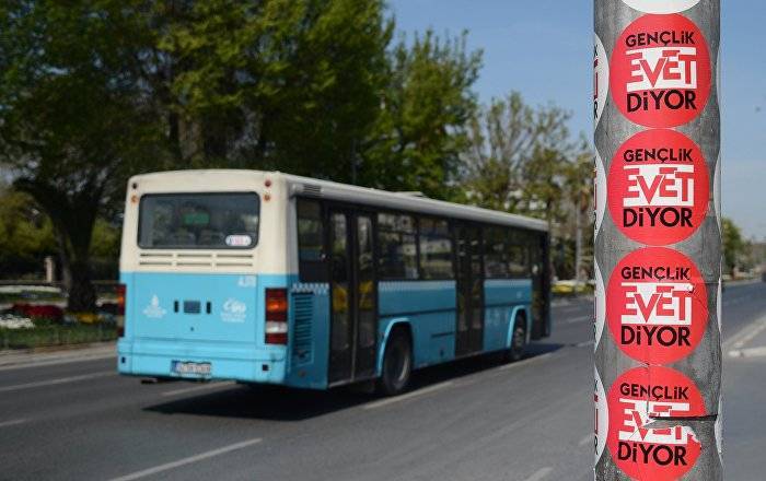 В Турции сгорел пассажирский автобус, есть жертвы — видео пожара