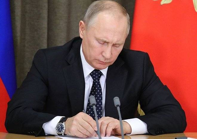 Путин упростил получение права на временное проживание в РФ