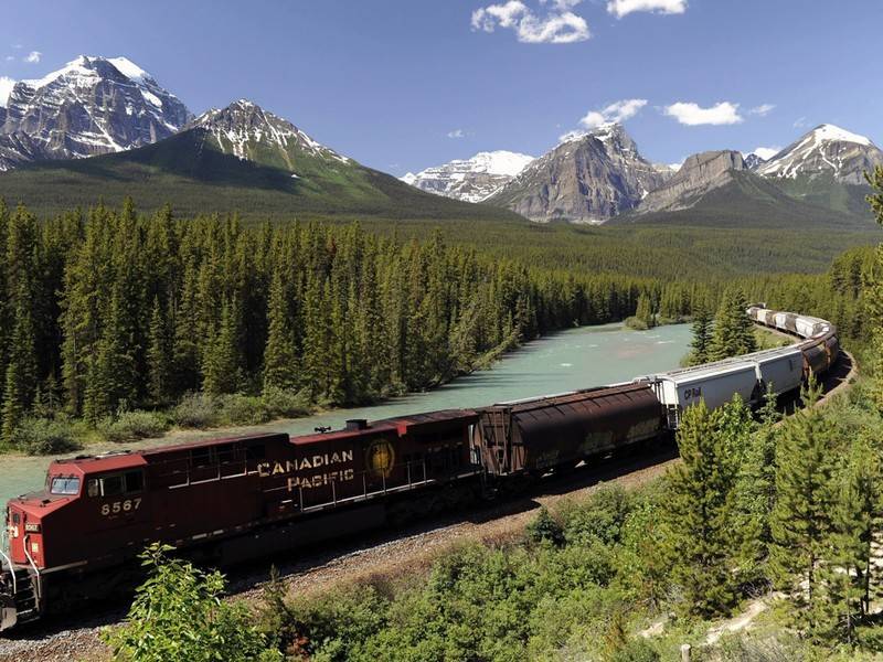 Поезд с химикатами сошёл с рельсов в Канаде