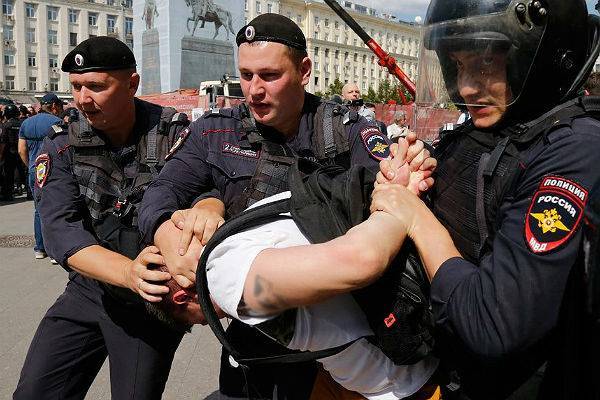 Две трети россиян поддержали жесткие действия полиции на митинге в Москве