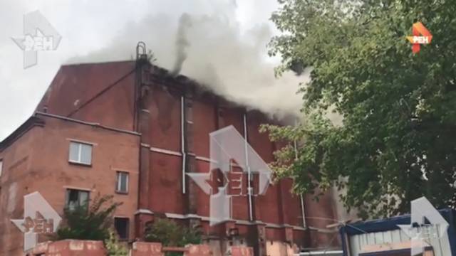 Видео: спасатели работают на месте пожара в центре Москвы. РЕН ТВ