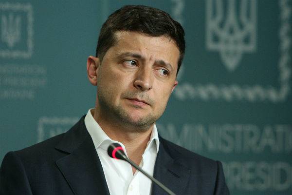 Зеленский предложил показать заявления об увольнениях всей его команды