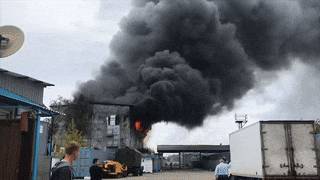 На складе мебельной фабрики в Одинцове вспыхнул крупный пожар — видео.