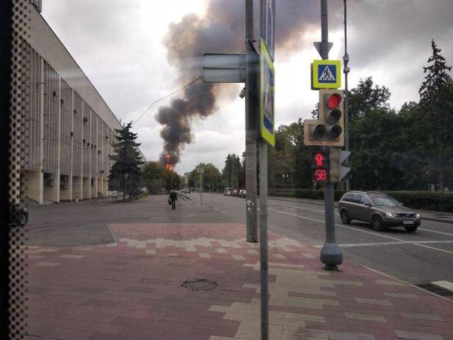 Пожарный пострадал при обрушении в горящем здании на улице Дубининская