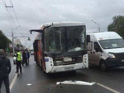 В Уфе автобус врезался в машину коммунальных служб