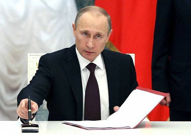 Путин подписал закон о повышении пособий на детей до трех лет