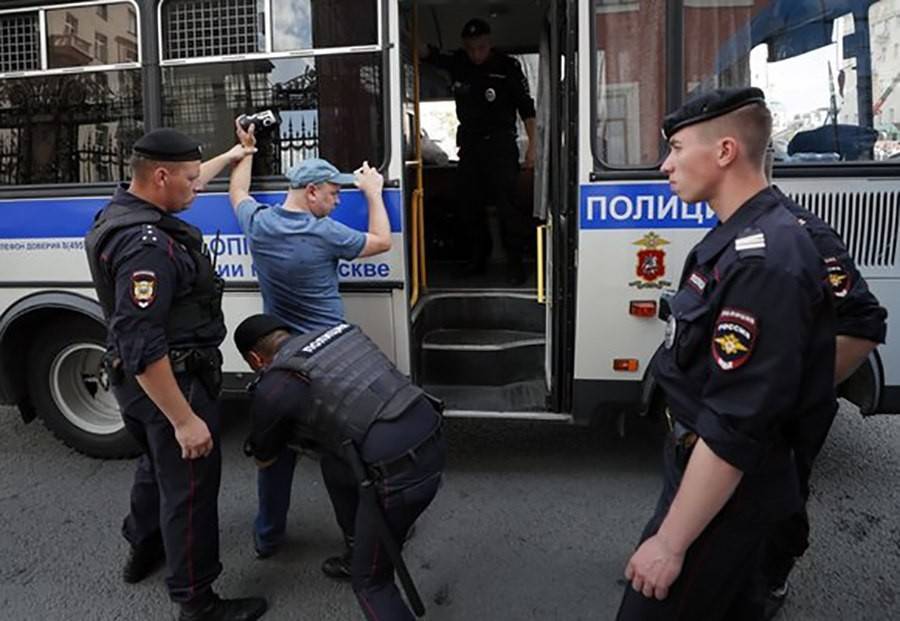 Более 130 участников незаконной акции в центре Москвы 27 июля оказались уклонистами