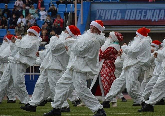 В Рязани десантники исполнили танец Деда Мороза