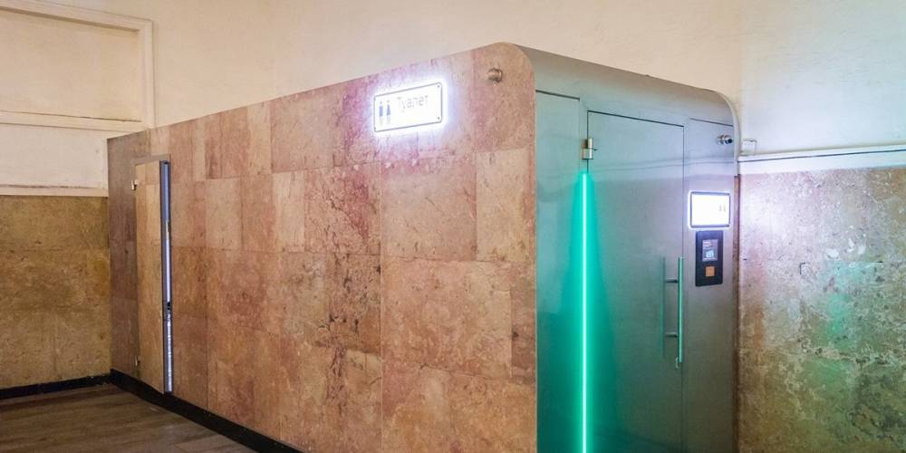 Пассажиры смогут оплатить туалет в столичном метро банковской картой