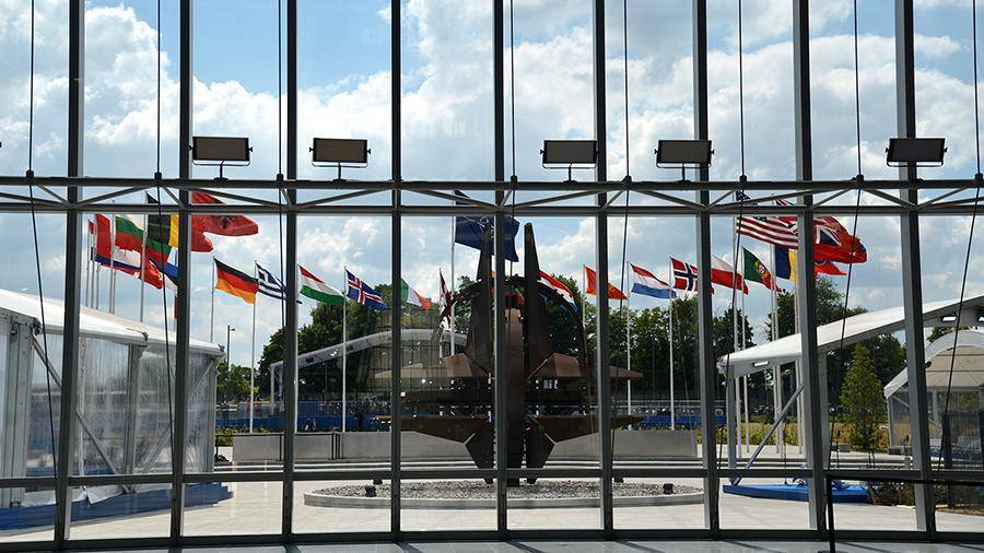 В НАТО решили не размещать новые ракеты в Европе после распада ДРСМД