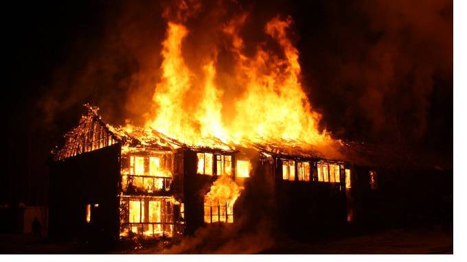 В Лужском районе во время пожара сгорел человек