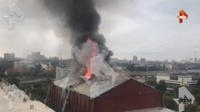 Спасатель повредил позвоночник при тушении пожара в центре Москвы. РЕН ТВ