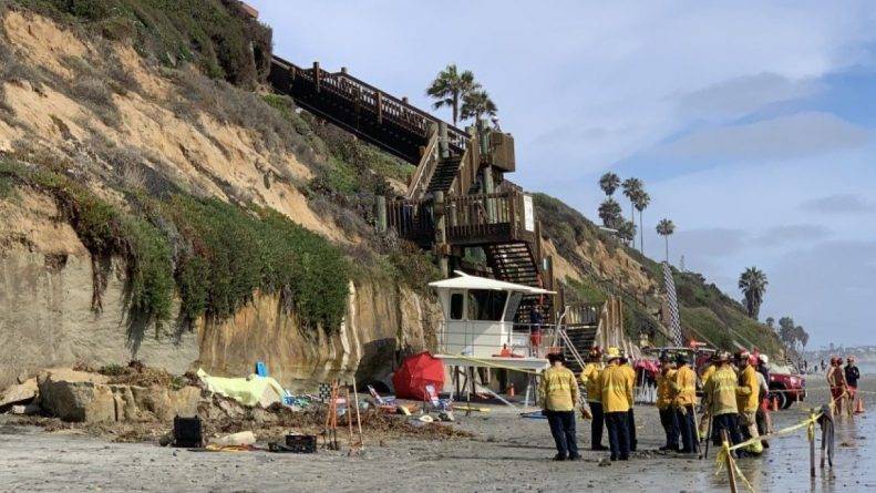 Скала обрушилась на пляж в Калифорнии, похоронив под собой отдыхающих. 3 погибших, как минимум 2 раненых