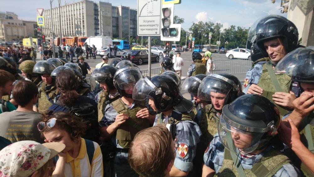 Полиция начала задерживать провокаторов на незаконной акции в Москве