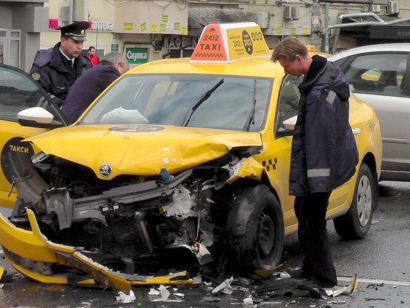 Полицейский автомобиль и такси столкнулись в центре Москвы